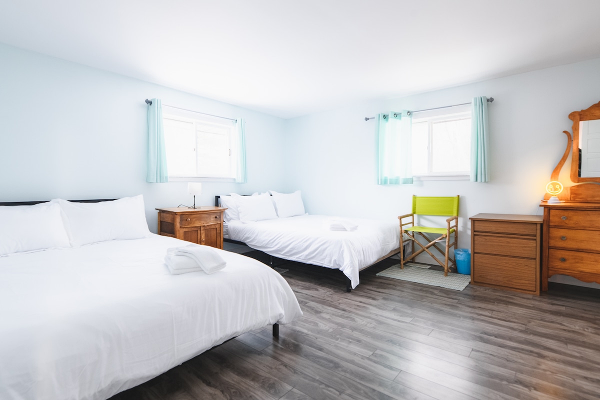 นี่คือห้องนอนห้องที่สองบนชั้นบนห้องนอนนี้มีเตียงควีนไซส์ 2 หลังและตั้งอยู่ในห้องขนาดใหญ่พร้อมที่เก็บของมากมาย 