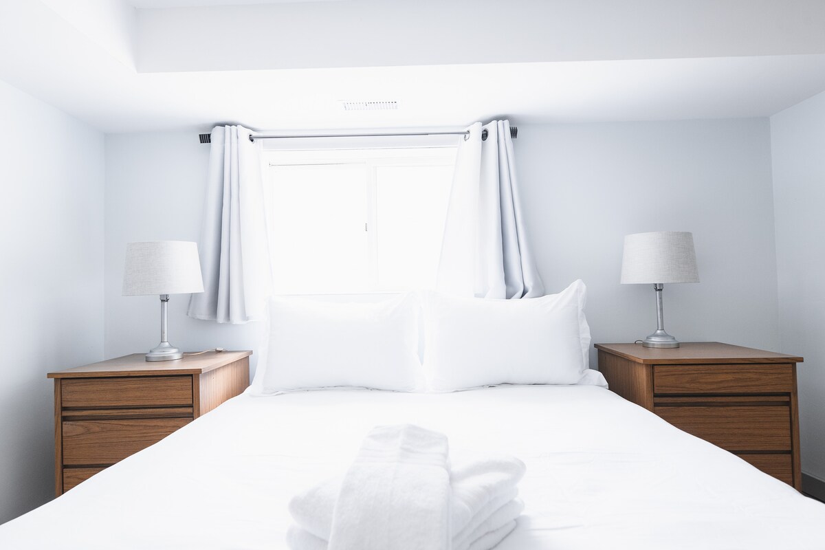 นี่เป็นห้องนอนแรกในชั้นล่างและเป็นเตียงควีนไซส์! 