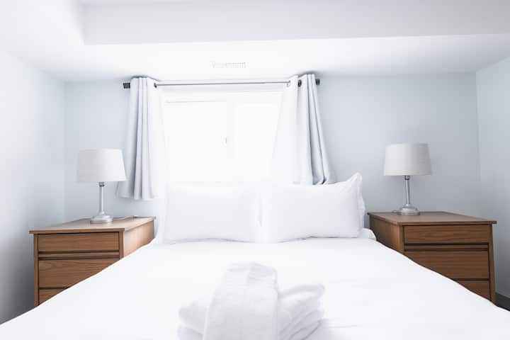 זה חדר השינה הראשון בקומה התחתונה, והוא קווין סייז! 