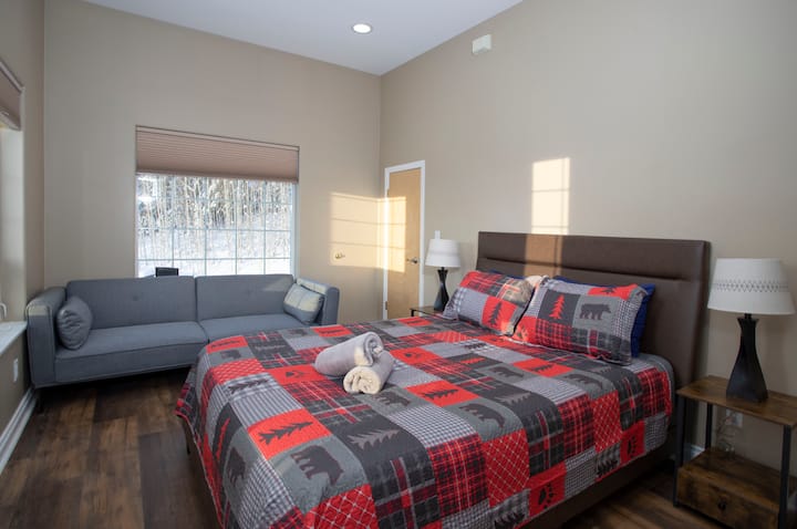 Kati kryesor Queen Size Dhomë gjumi me pamje dhe divan (madhësi dyshe)