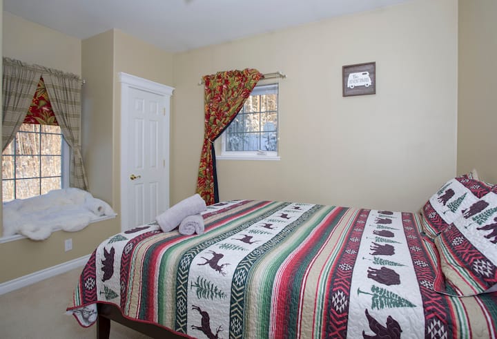 Upstair Queen Bedroom me dritare të rehatshme ulur në gjirin e dritares