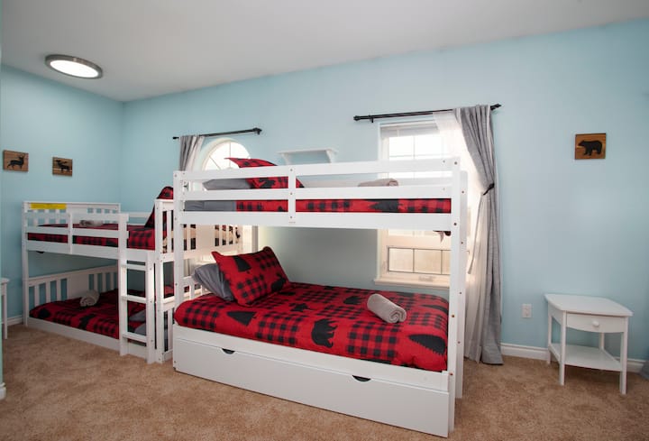 Upstair Bunk Room Twin Over Twin; I vogël dhe i lartë