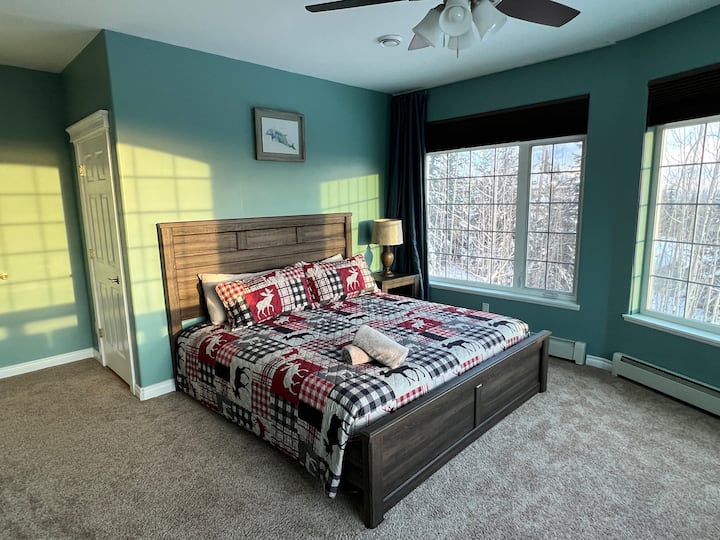 Matelas et oreillers en mousse à mémoire de forme dans la chambre principale