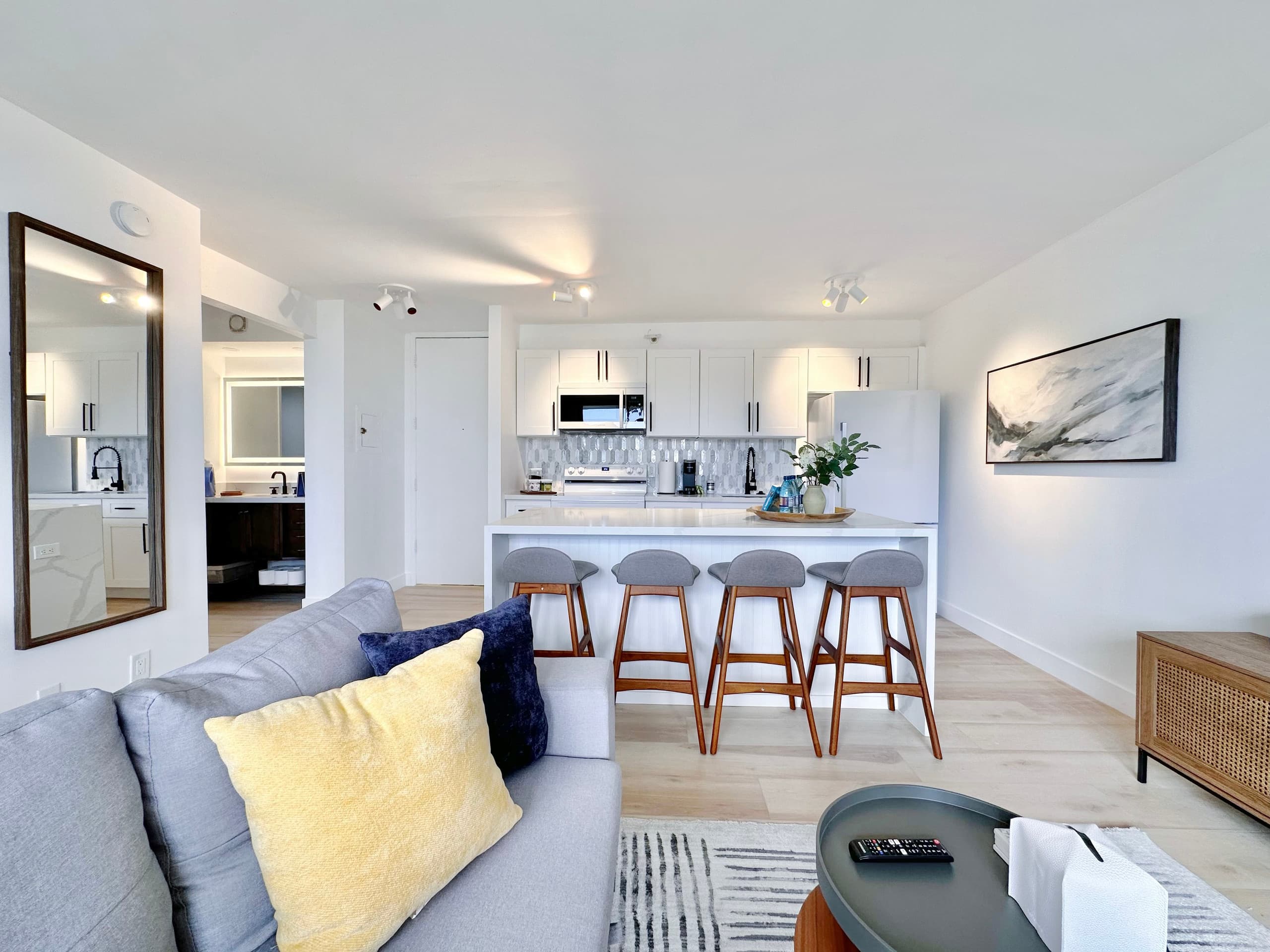 22FL-Newly Remodeled Waikiki Banyan 1BR w/Parking~ - Image 11