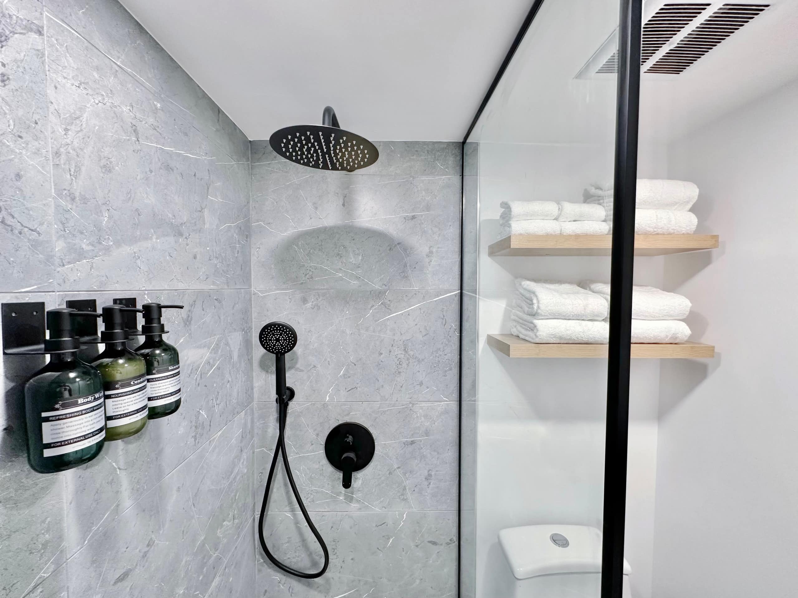22FL-Newly Remodeled Waikiki Banyan 1BR w/Parking~ - Image 26