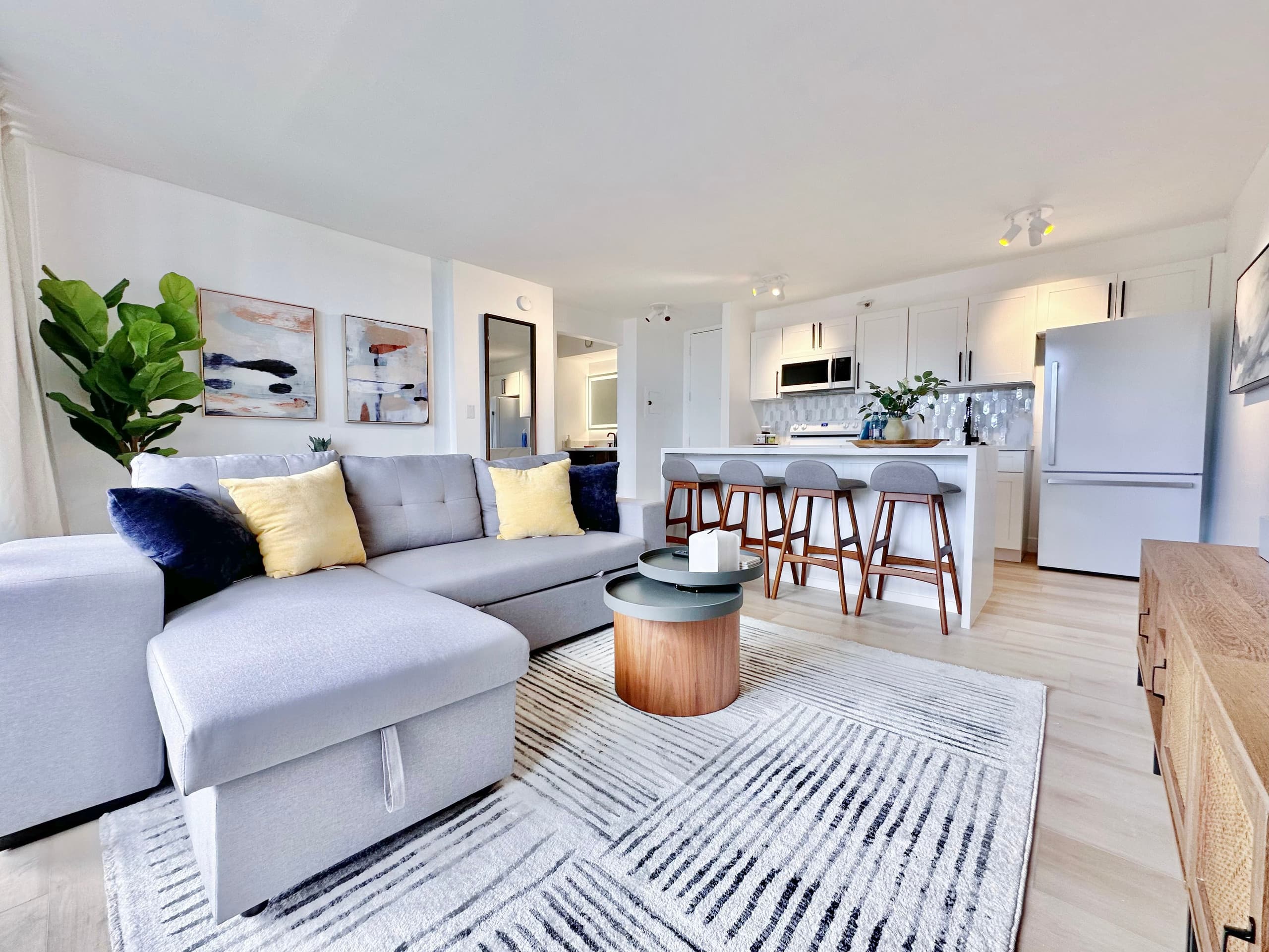 22FL-Newly Remodeled Waikiki Banyan 1BR w/Parking~ - Image 2