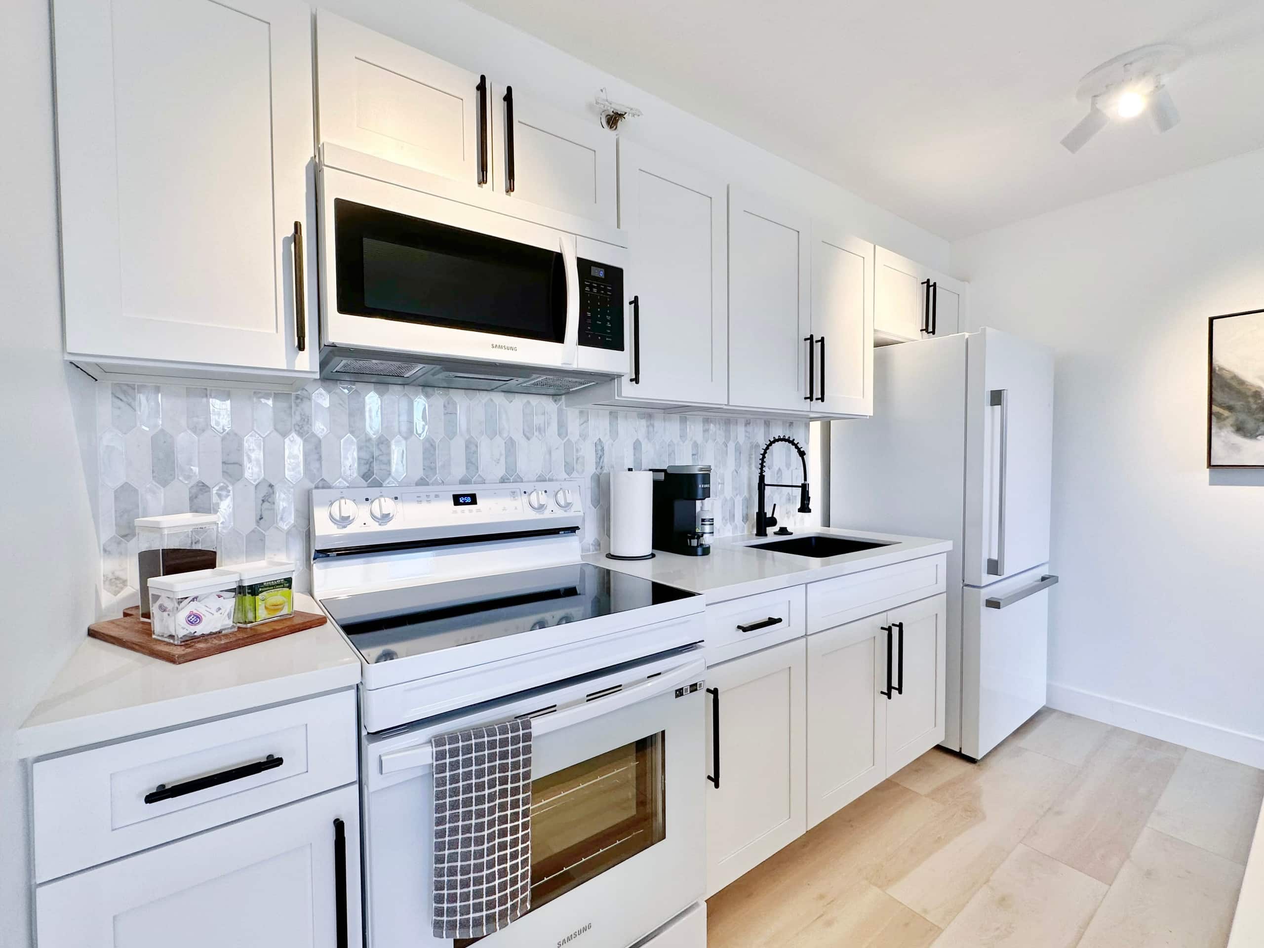 22FL-Newly Remodeled Waikiki Banyan 1BR w/Parking~ - Image 14