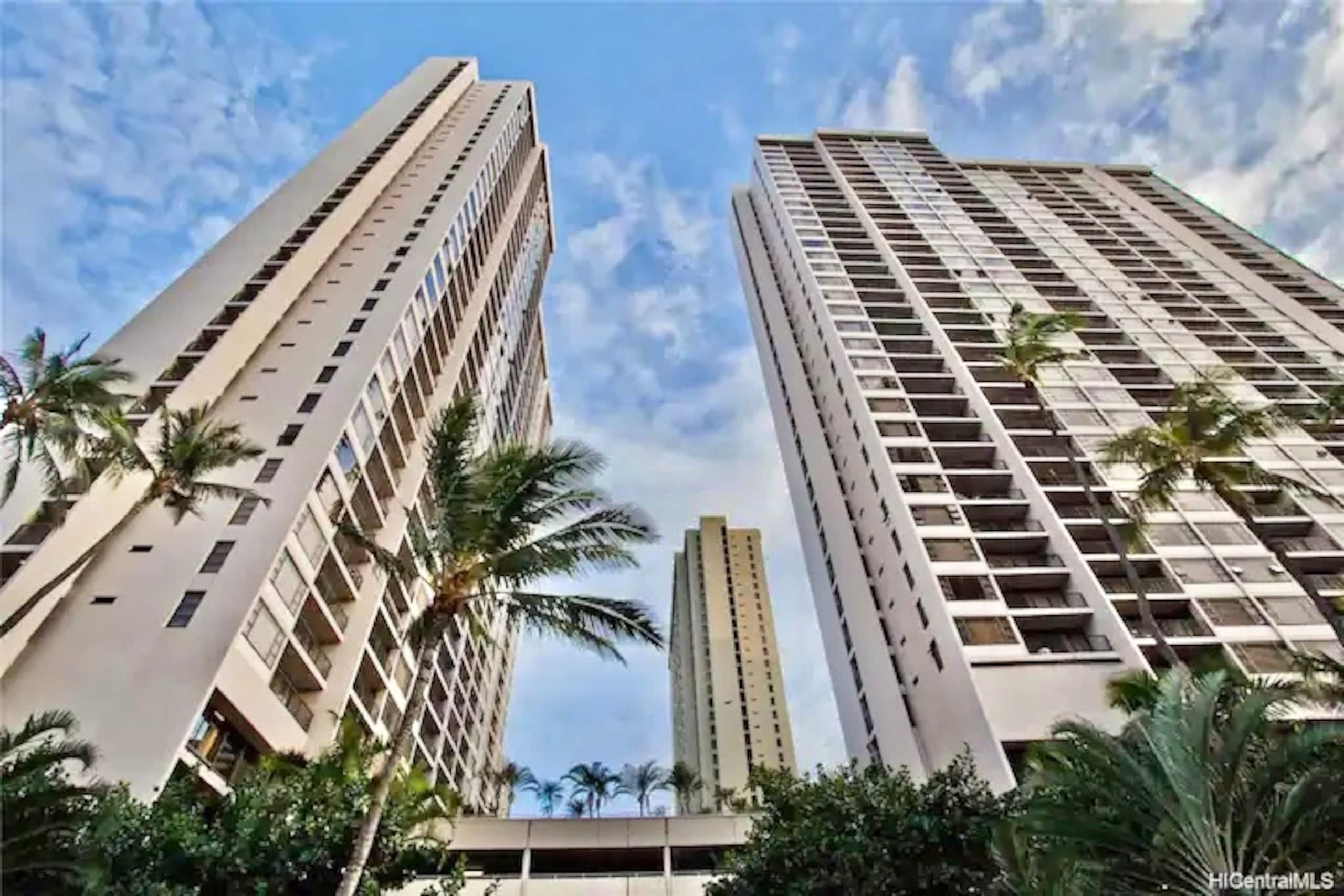 22FL-Newly Remodeled Waikiki Banyan 1BR w/Parking~ - Image 35