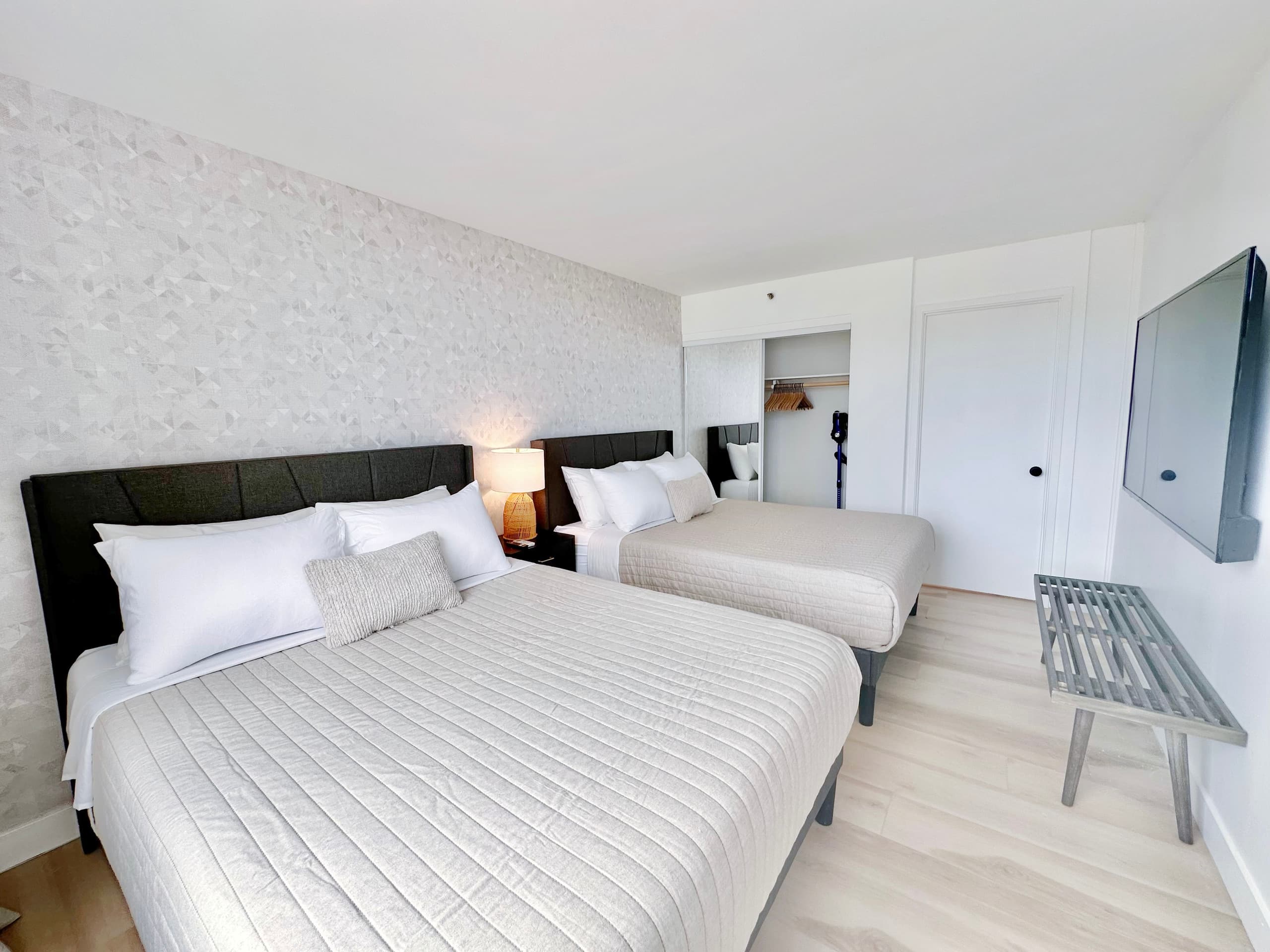 22FL-Newly Remodeled Waikiki Banyan 1BR w/Parking~ - Image 22