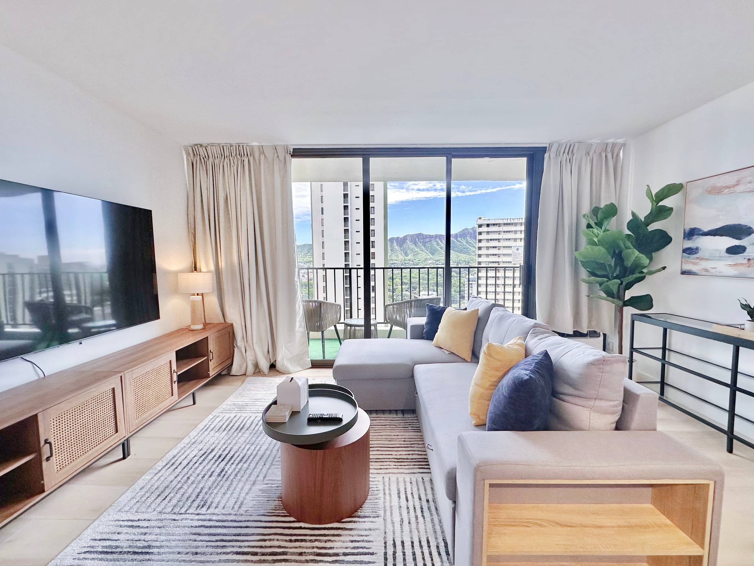22FL-Newly Remodeled Waikiki Banyan 1BR w/Parking~ - Image 1