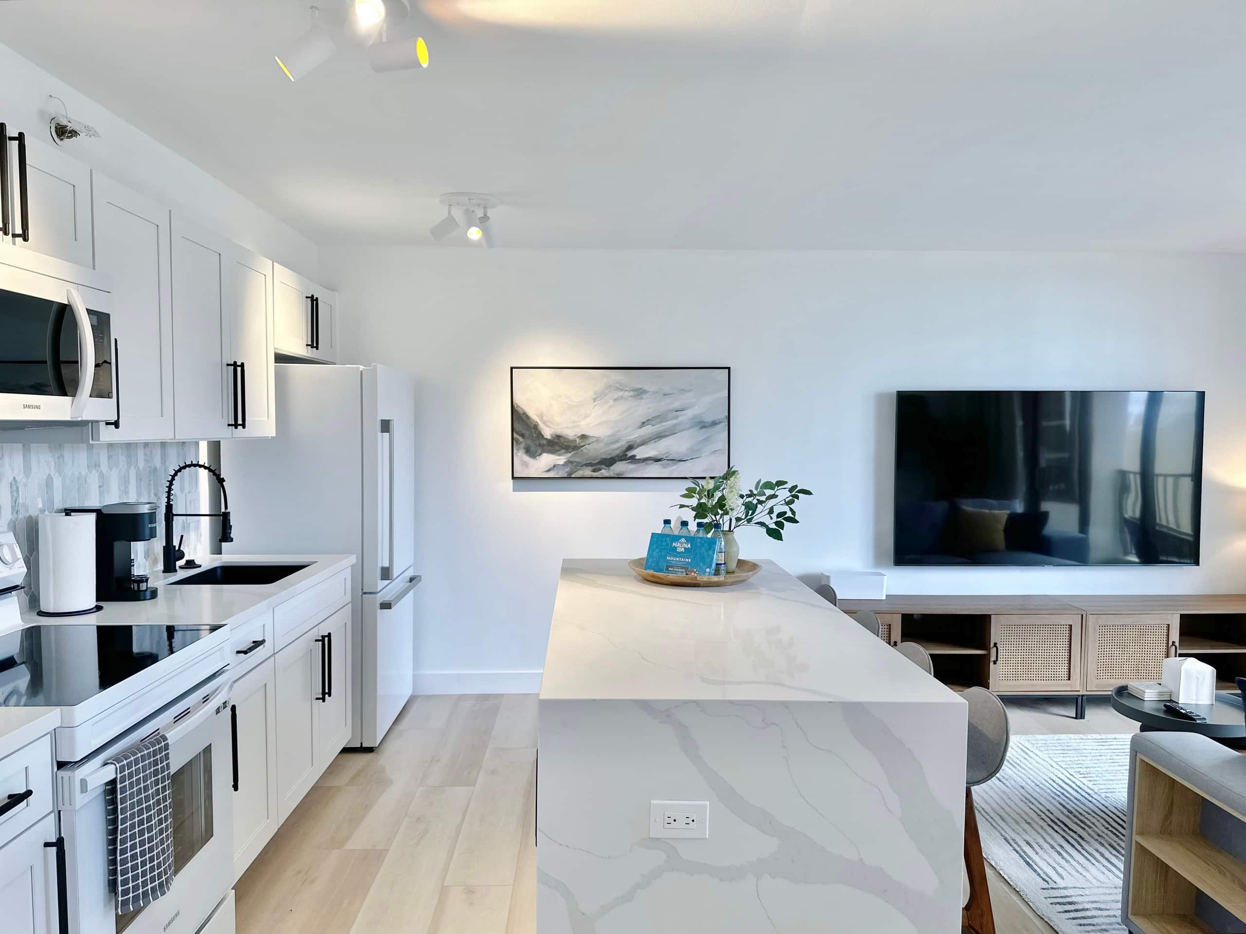 22FL-Newly Remodeled Waikiki Banyan 1BR w/Parking~ - Image 13