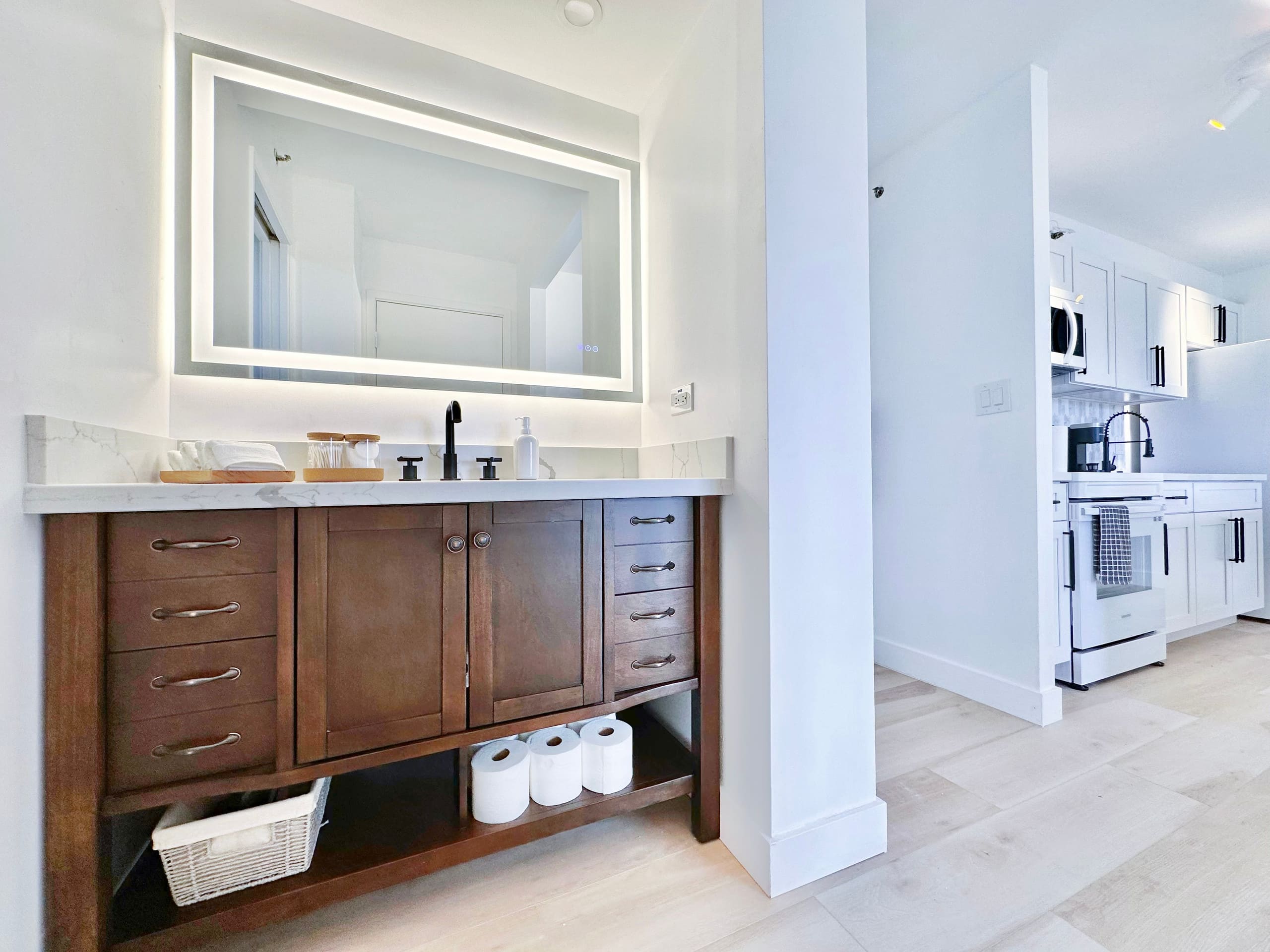 22FL-Newly Remodeled Waikiki Banyan 1BR w/Parking~ - Image 30