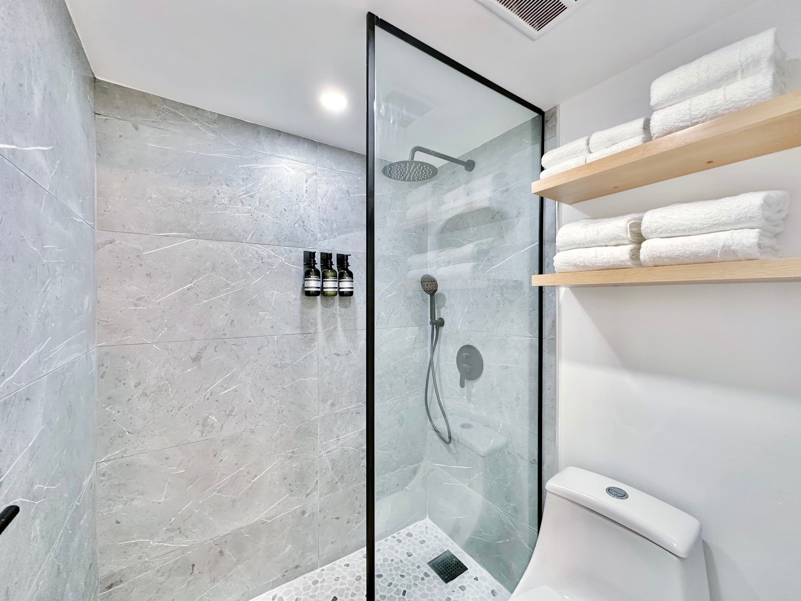 22FL-Newly Remodeled Waikiki Banyan 1BR w/Parking~ - Image 27