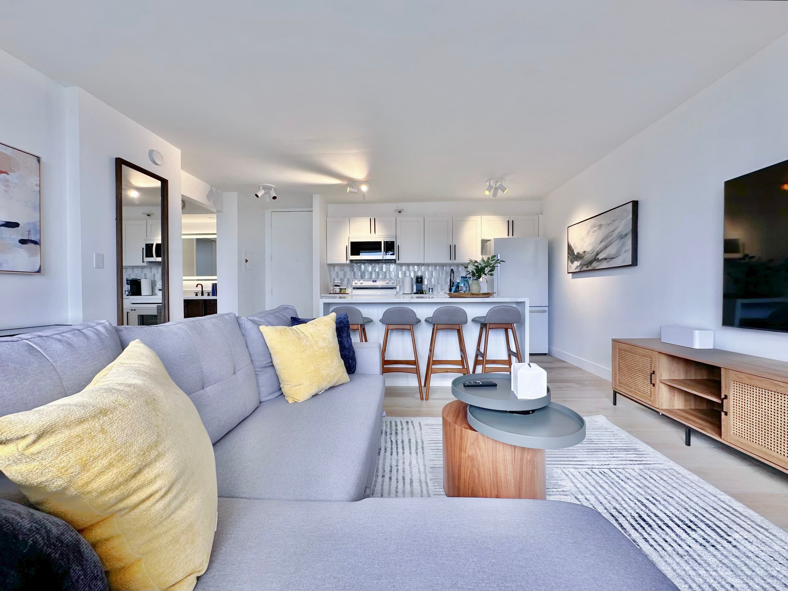 22FL-Newly Remodeled Waikiki Banyan 1BR w/Parking~ - Image 7