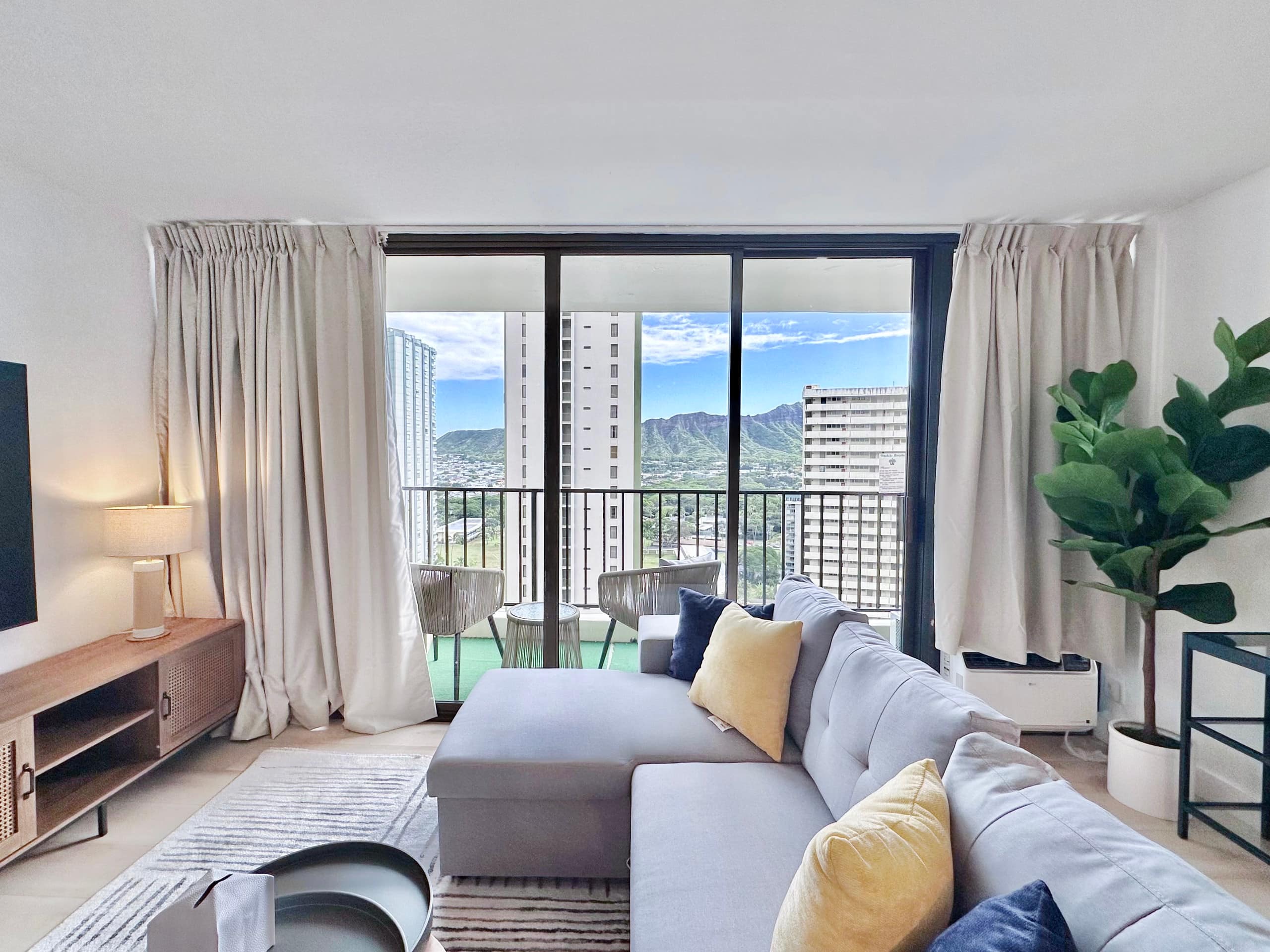 22FL-Newly Remodeled Waikiki Banyan 1BR w/Parking~ - Image 6