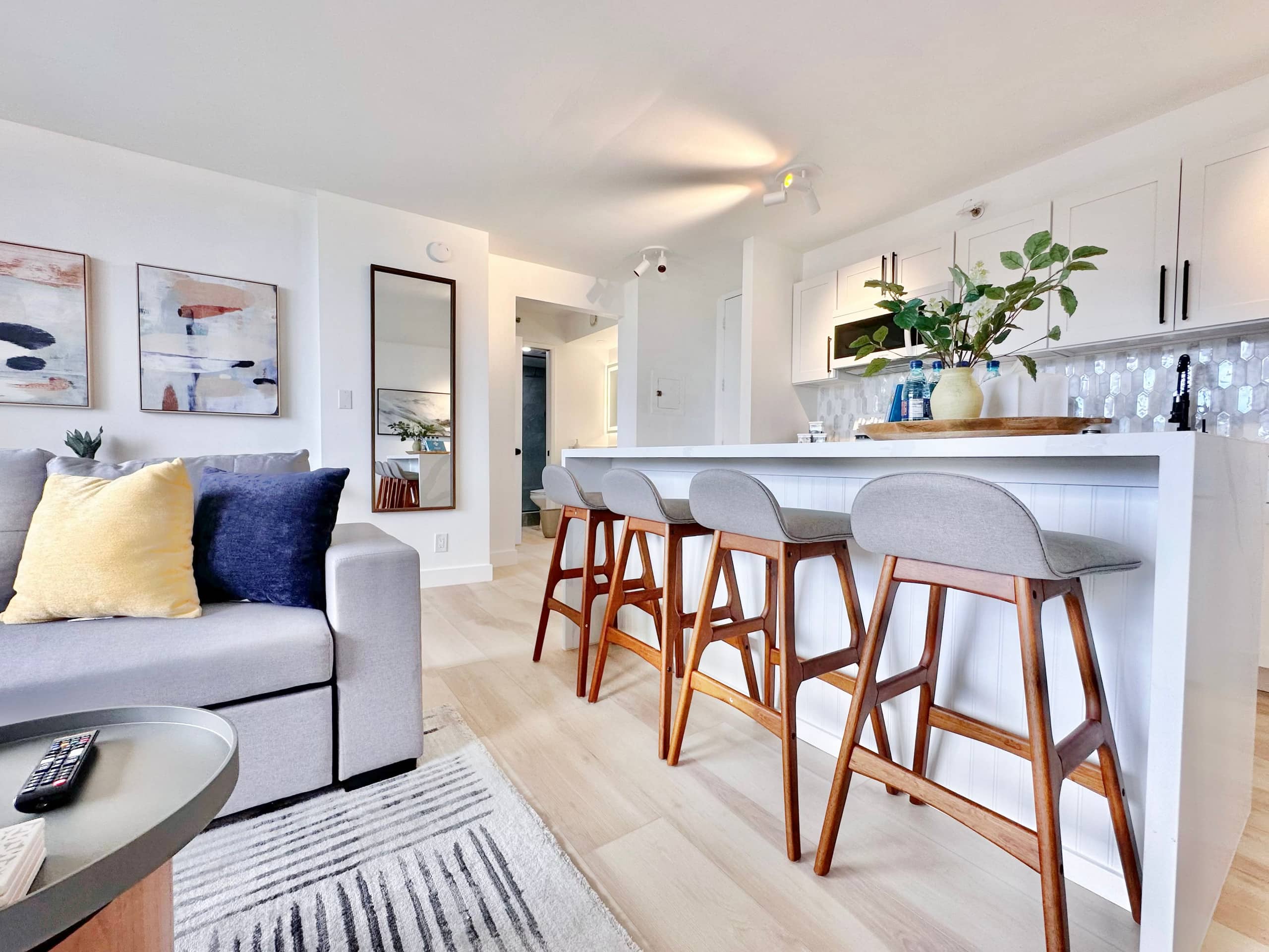 22FL-Newly Remodeled Waikiki Banyan 1BR w/Parking~ - Image 10