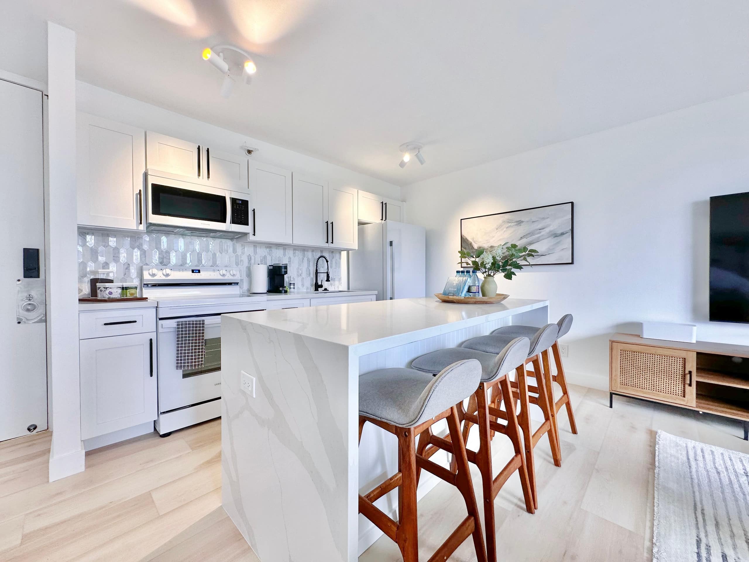 22FL-Newly Remodeled Waikiki Banyan 1BR w/Parking~ - Image 16