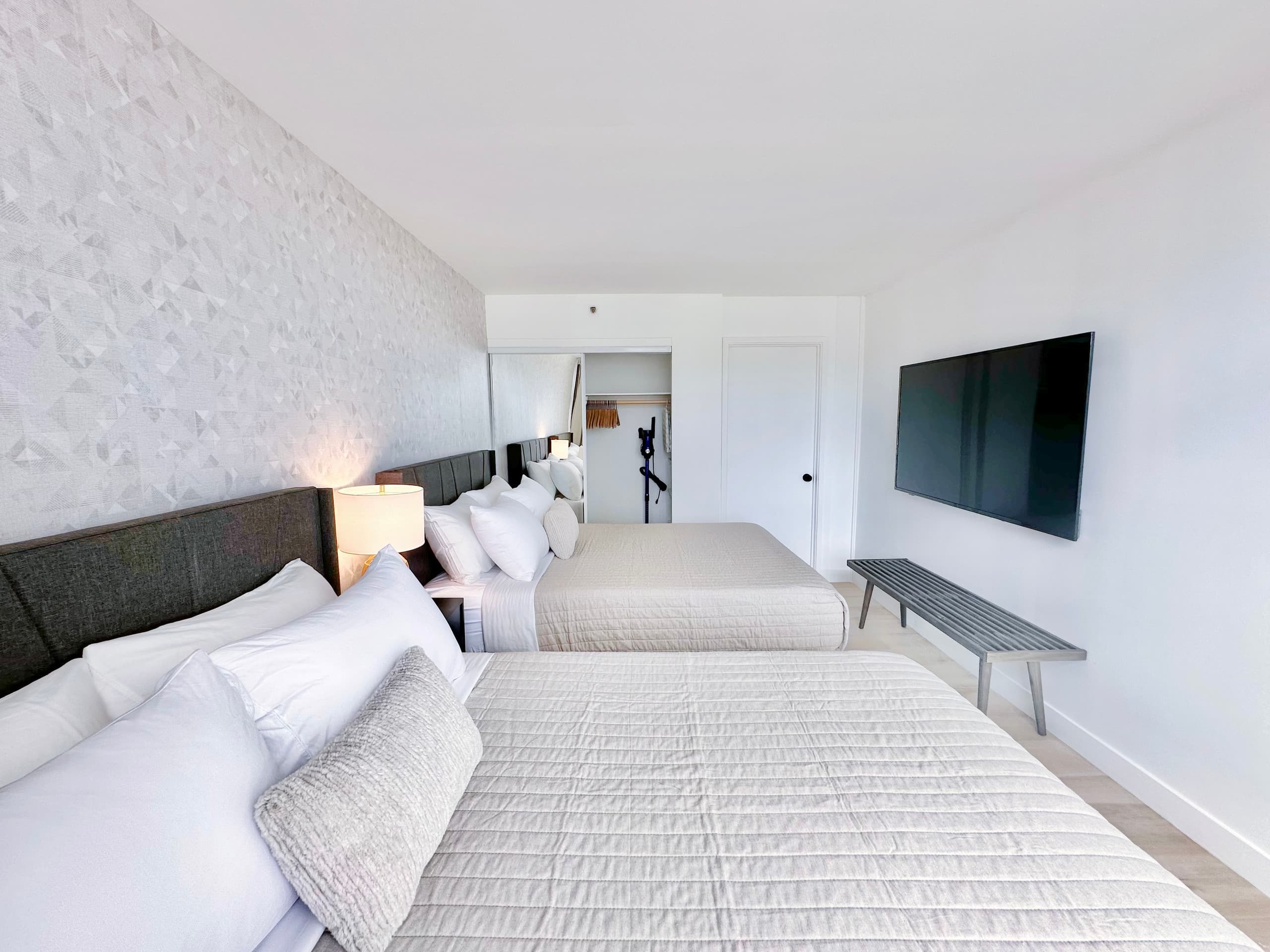 22FL-Newly Remodeled Waikiki Banyan 1BR w/Parking~ - Image 19
