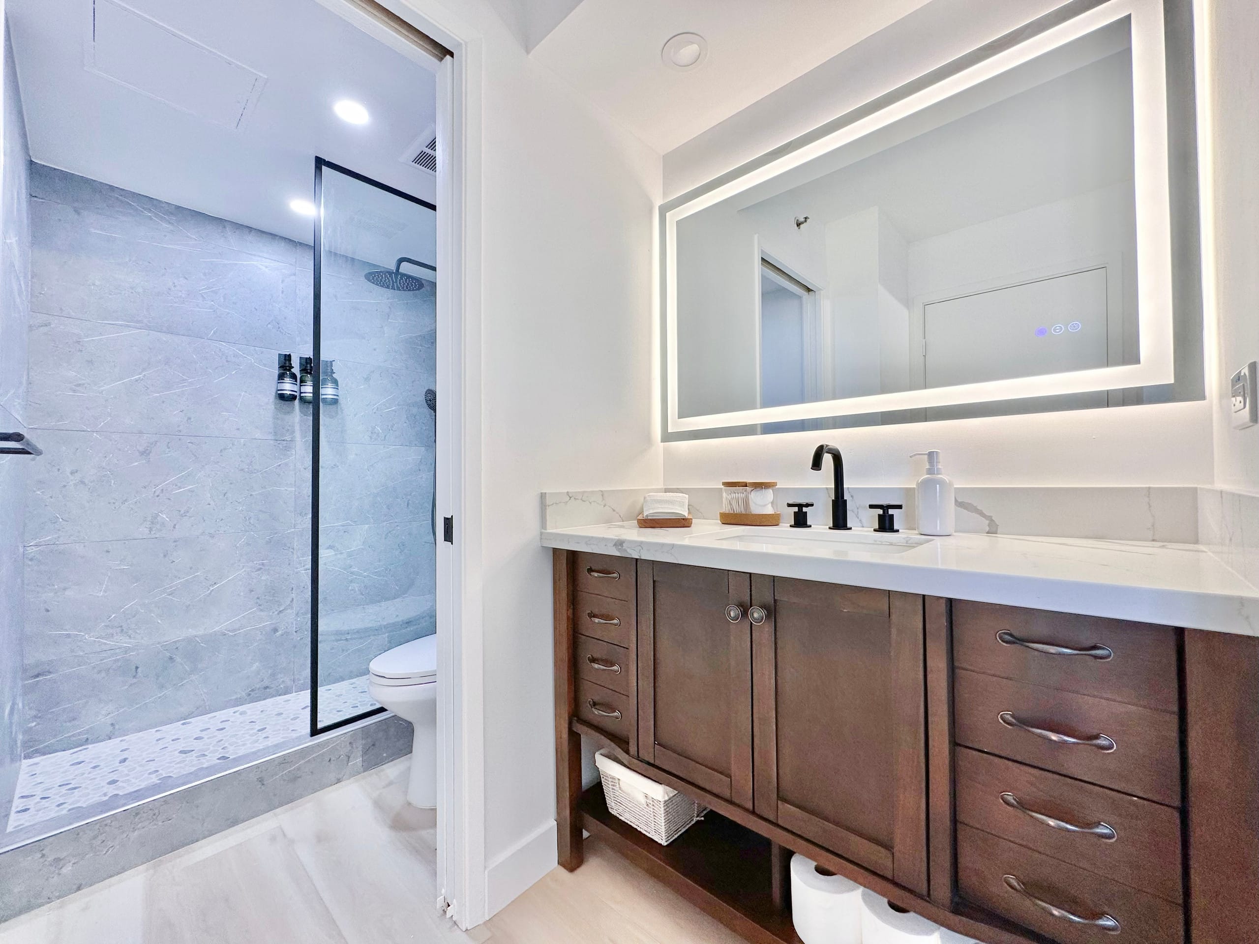 22FL-Newly Remodeled Waikiki Banyan 1BR w/Parking~ - Image 25