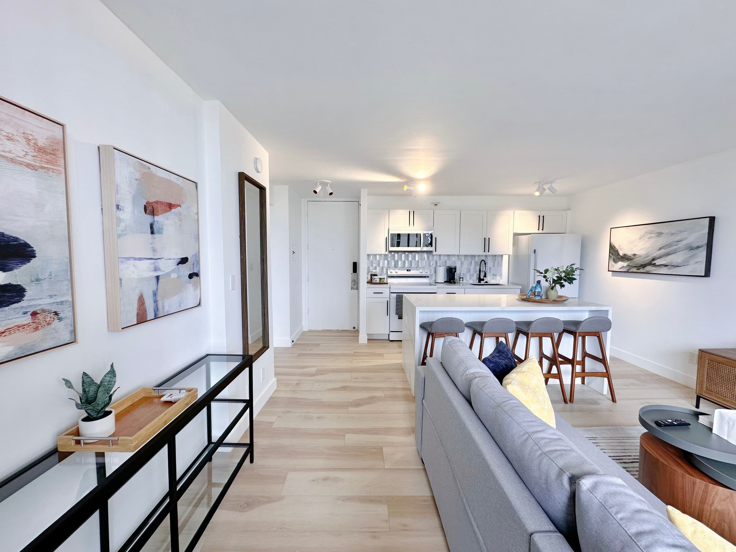 22FL-Newly Remodeled Waikiki Banyan 1BR w/Parking~ - Image 5