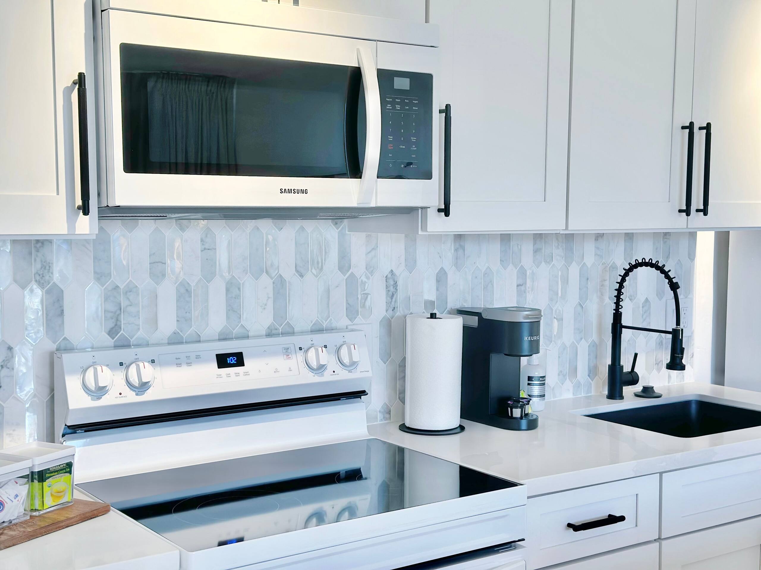 22FL-Newly Remodeled Waikiki Banyan 1BR w/Parking~ - Image 15