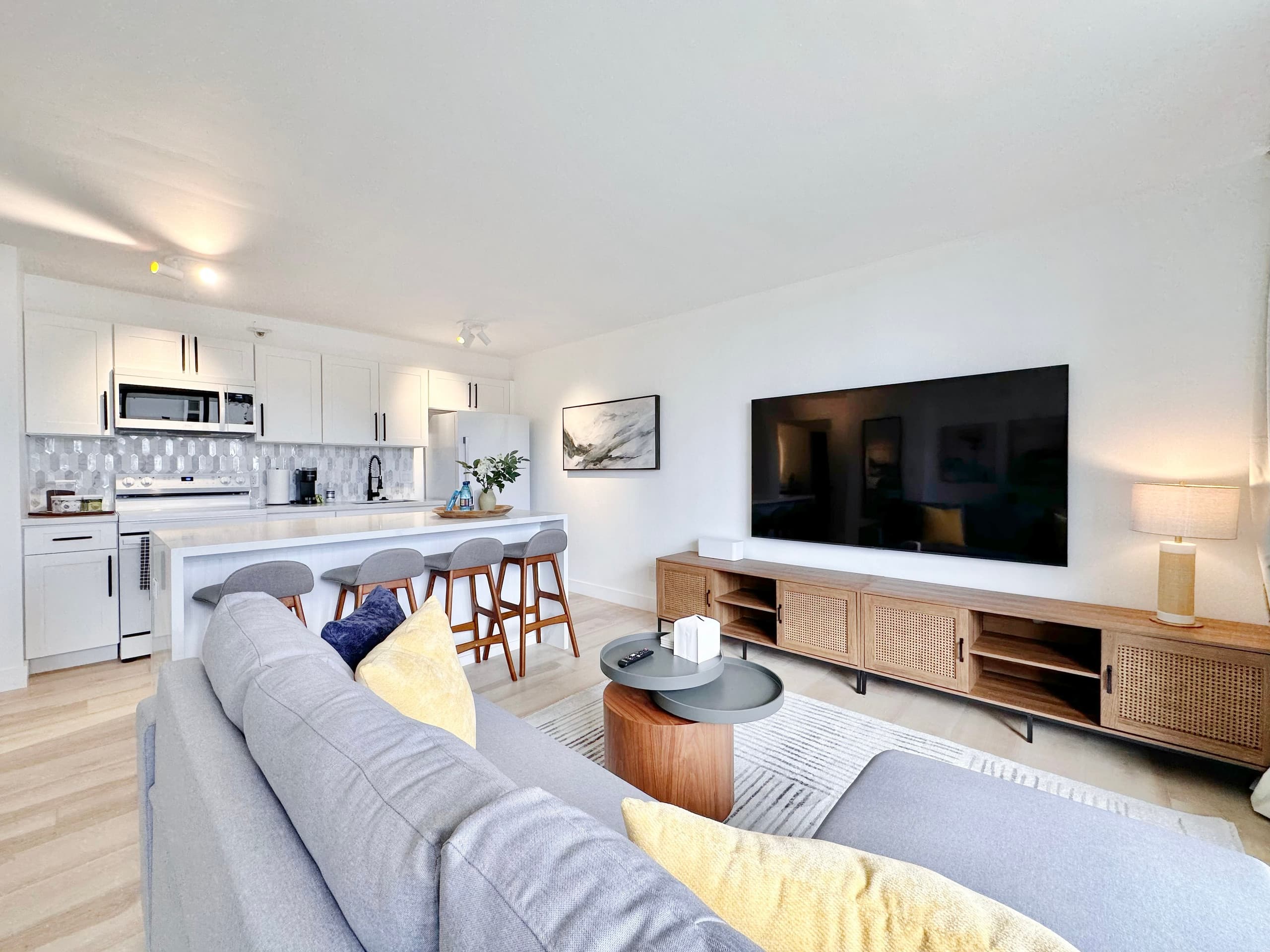 22FL-Newly Remodeled Waikiki Banyan 1BR w/Parking~ - Image 4