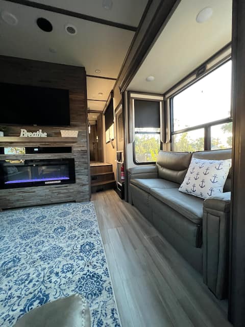 Spacious Luxury one bedroom RV @ Coconut point.
