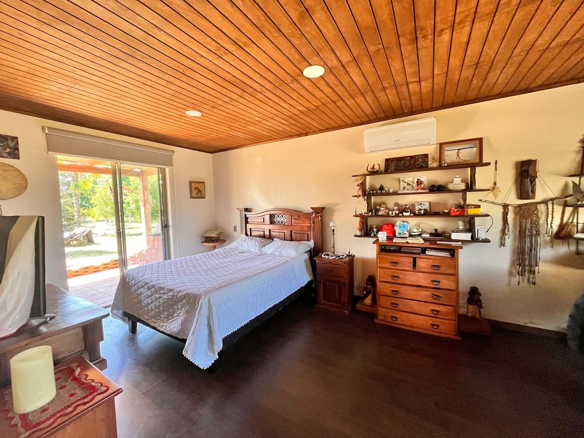 Dhomë gjumi master, me banjë en-suite. TV HD, A/C dhe një sobë me dru.