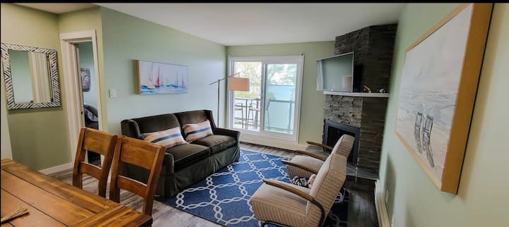Adorable Lake Front Condo - Sylvan Lake