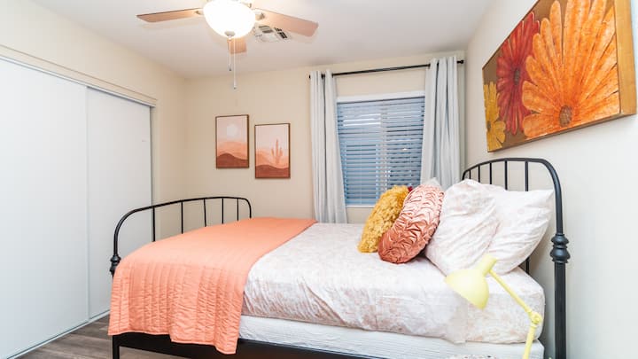 „უდაბნოს დილა“ - ნათელი და დასასვენებელი საძინებელი Queen ‑ ის ზომის საწოლით, სამუშაო სივრცითა და გულუხვი კარადით.