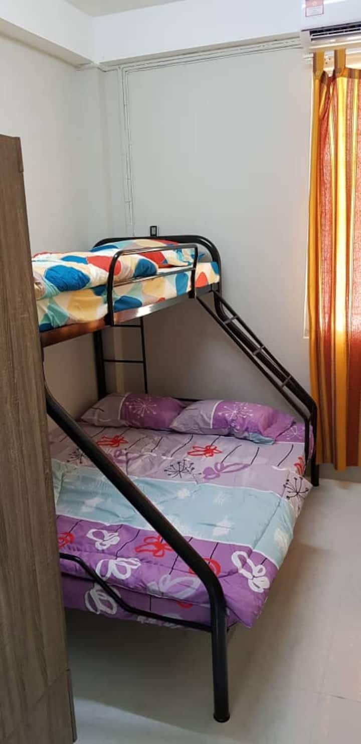 ชั้นล่างเป็นเตียงสองชั้น