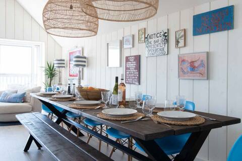 Stylish coastal beach house for groups