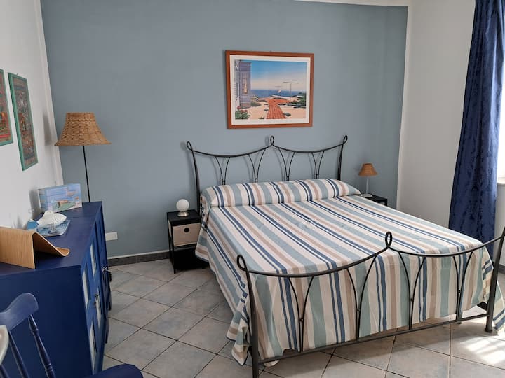 ダブルベッドルーム、ダブルマットレスは160 x 190 cm、高さ30 cm。