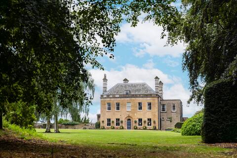Georgian Manor on a country estate - Sleeps 40