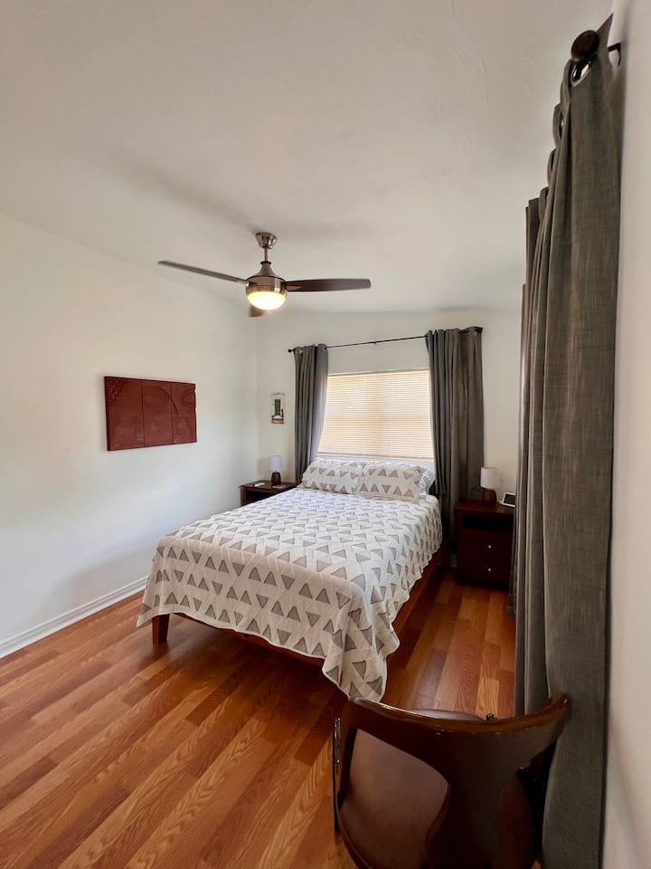 C'est la chambre principale et elle est reliée à la demi-salle de bain. Vous dormirez sur un lit thuma!