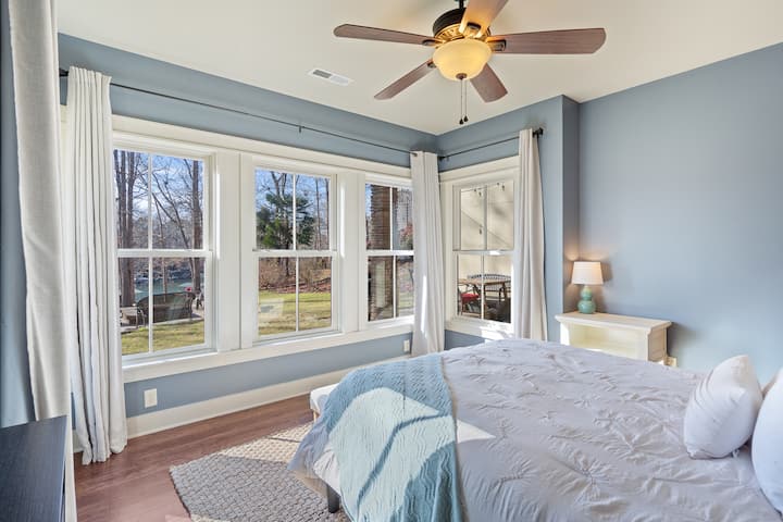 这间设施齐全的地下室卧室可欣赏湖泊和后院的全景