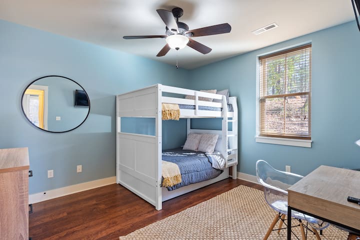 全尺寸双层床，最多可入住4人 