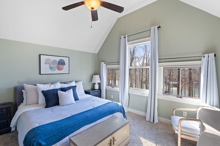 宽敞的主套房，配备记忆泡沫床垫和大窗户，可欣赏湖景