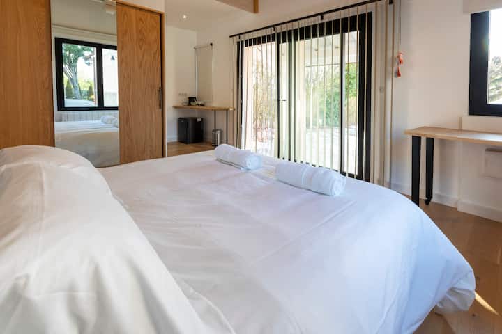 Mezonet (spálňa 5): nezávislá prístavba so 160 lôžkami, samostatná sprcha a WC, veľké posuvné dvere a výhľad na záhradný bazén a jazero.