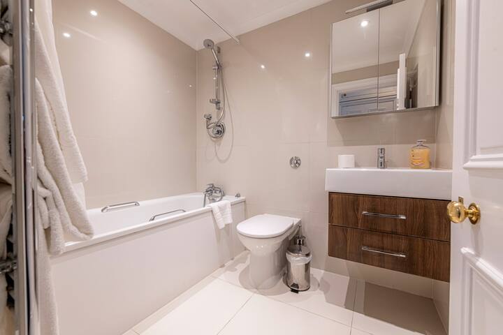 London Gardens Two Bedroom Flat gallery image 3