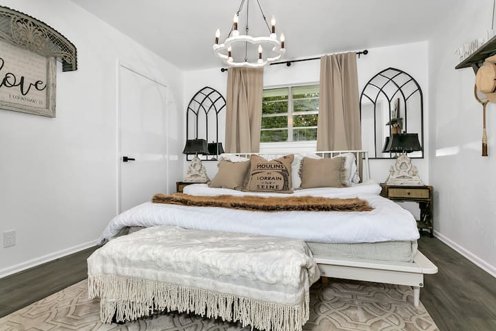 Indulge in luxury in our king-sized bedroom with plush bedding that will make you feel like royalty. Sink into the comfortable bed and pillows for a restful night's sleep. The chic decor adds a touch of elegance to your stay. Book now!