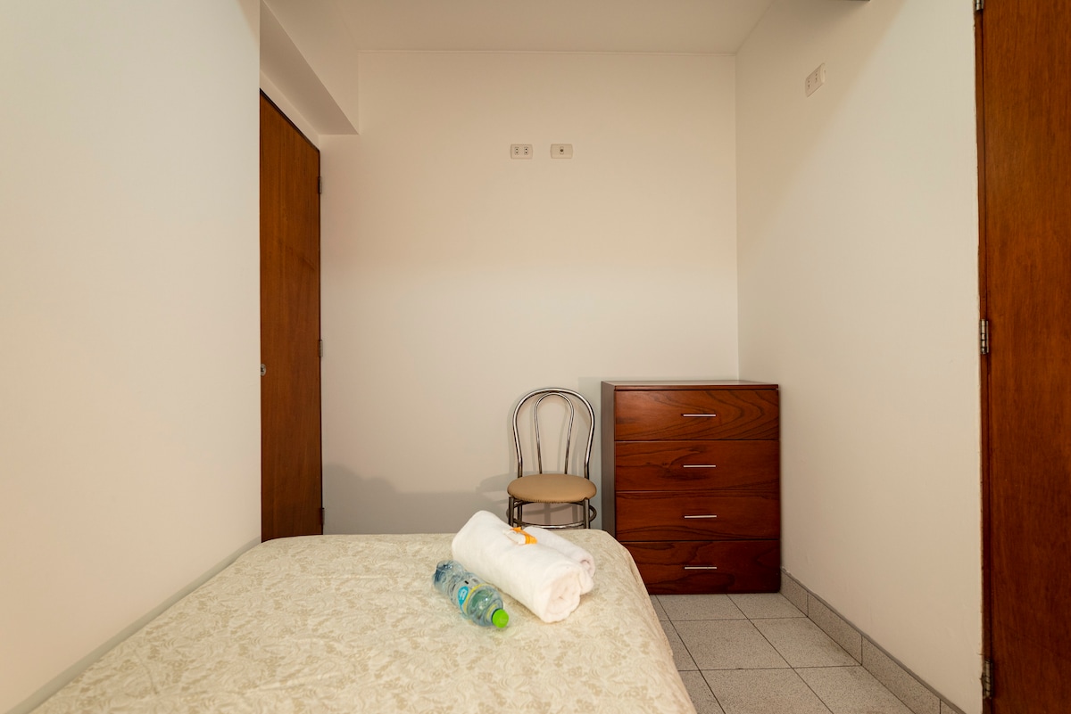 SPÁLŇA č.4: Malá spálňa so samostatnou posteľou. Spálňa je za práčovňou.