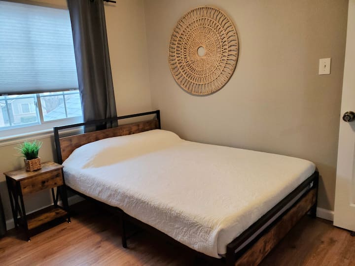 მე-3 საძინებელი - ორადგილიანი საწოლი, მეხსიერების ქაფის ლეიბი, უამრავი განათება და ოთახის კარადა. 