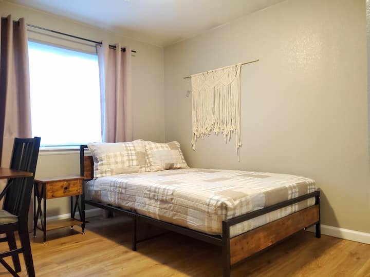 მე-2 საძინებელი - სრული საწოლი მეხსიერების ქაფის მატრასით, შავი ფარდები მშვიდი ძილისთვის.