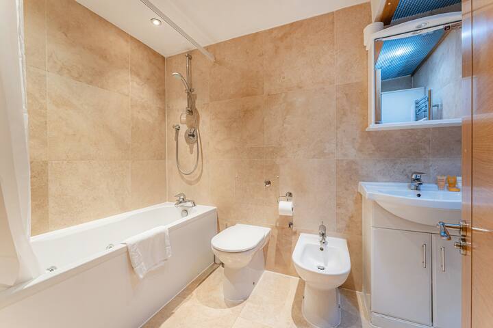 London Gardens – Two Bedroom Flat gallery image 4