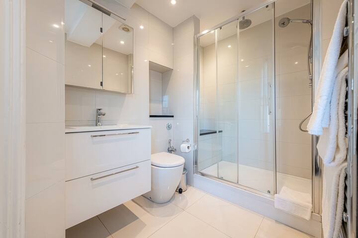 London Gardens 2 Bedroom Flat – Garden Views gallery image 4