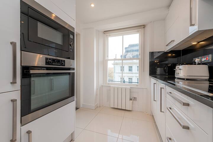 London Gardens 2 Bedroom Flat – Garden Views gallery image 3