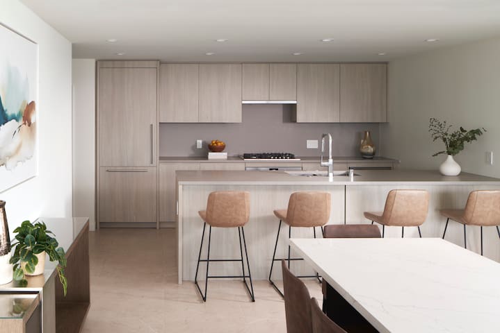 Level Seattle-Stunning Three Bedroom Suite