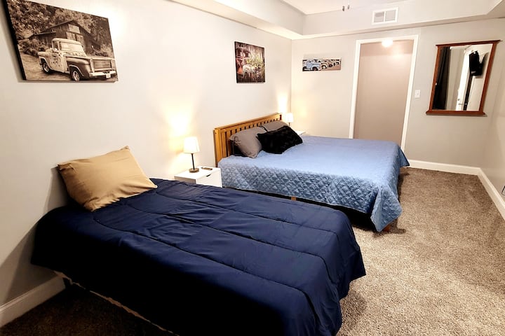 Spavaća soba br. 3 ima bračni krevet (160x200) i bračni krevet (200x200). Uključuje i pametni TV od 81cm