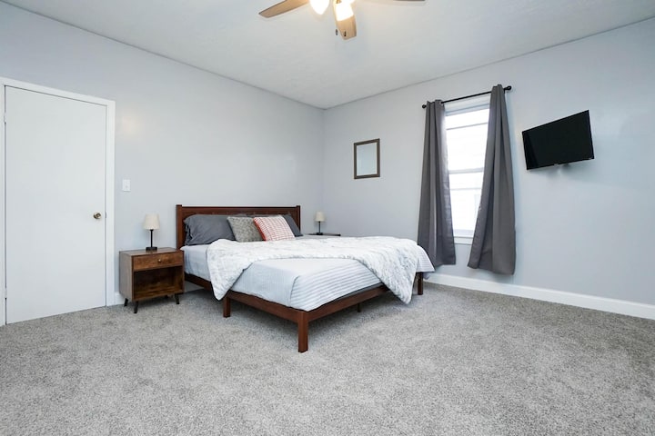 Spavaća soba br. 4 ima veliki bračni krevet i pametni TV od 81cm.